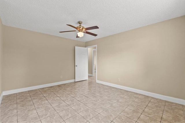 926 S 3rd Street, La Porte, TX 77571