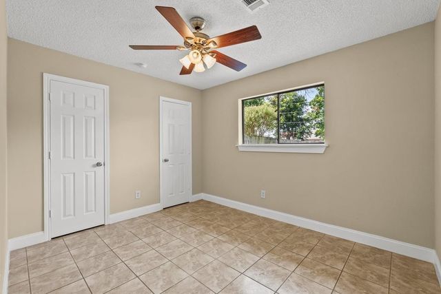 926 S 3rd Street, La Porte, TX 77571
