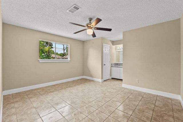 926 S 3rd Street, La Porte, TX 77571