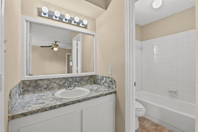 926 S 3rd Street, La Porte, TX 77571