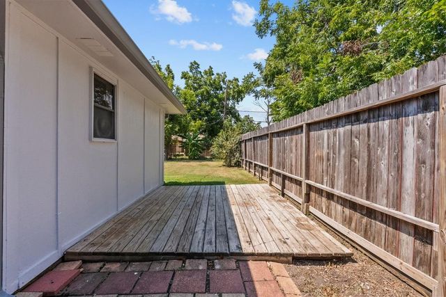 926 S 3rd Street, La Porte, TX 77571