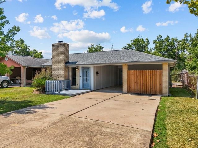 926 S 3rd Street, La Porte, TX 77571