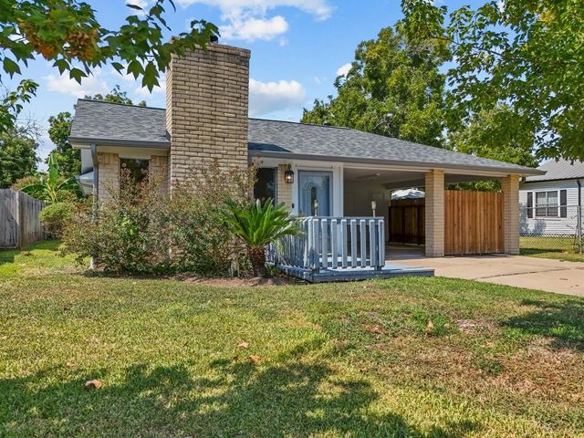 926 S 3rd Street, La Porte, TX 77571