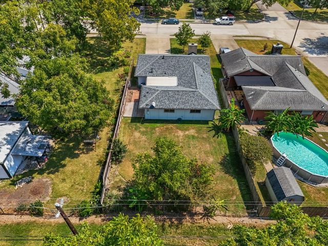 926 S 3rd Street, La Porte, TX 77571