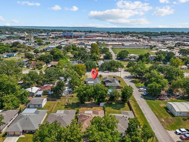 926 S 3rd Street, La Porte, TX 77571