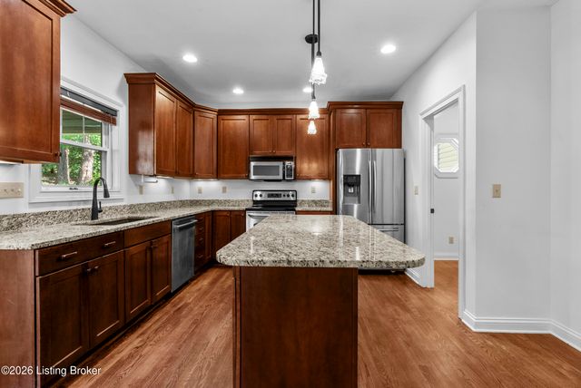 5000 Flora Springs Cir, Louisville, KY 40299