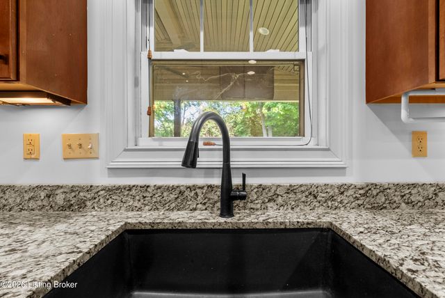 5000 Flora Springs Cir, Louisville, KY 40299