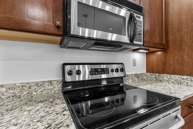 5000 Flora Springs Cir, Louisville, KY 40299