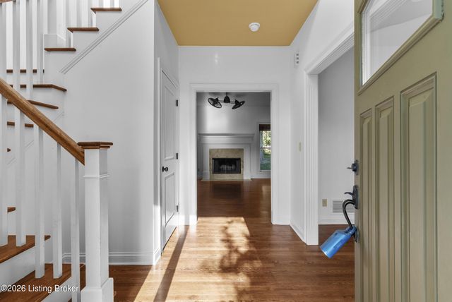 5000 Flora Springs Cir, Louisville, KY 40299