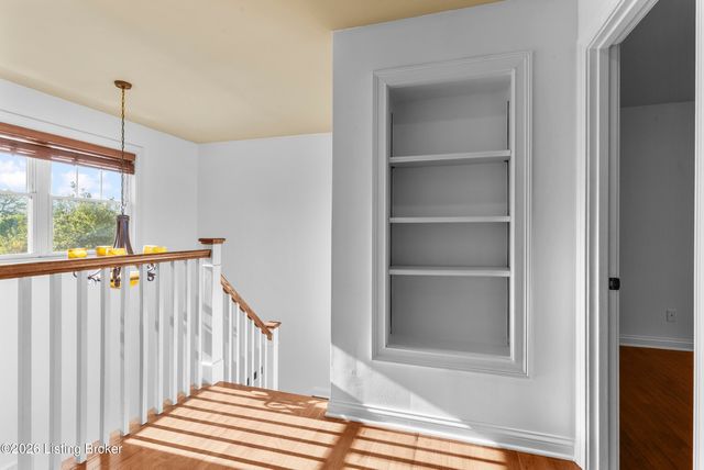 5000 Flora Springs Cir, Louisville, KY 40299