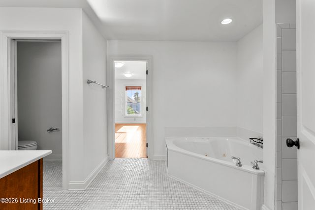 5000 Flora Springs Cir, Louisville, KY 40299