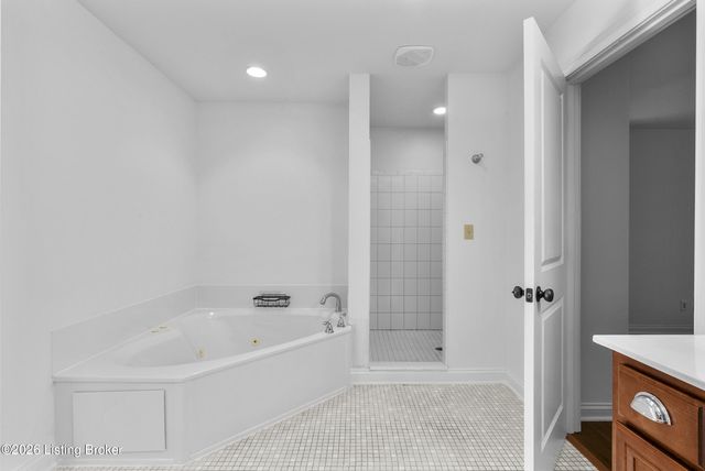 5000 Flora Springs Cir, Louisville, KY 40299