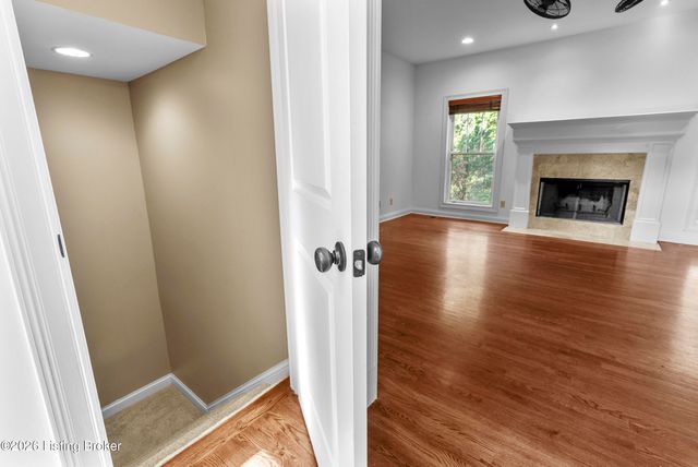 5000 Flora Springs Cir, Louisville, KY 40299