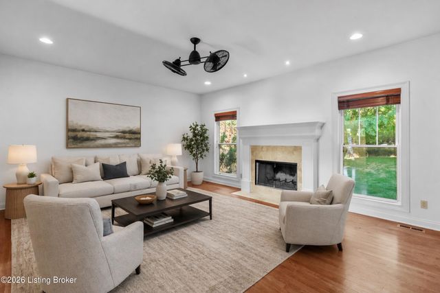 5000 Flora Springs Cir, Louisville, KY 40299