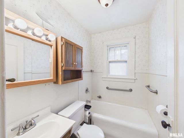 2229 S 6TH Street, Springfield, IL 62703