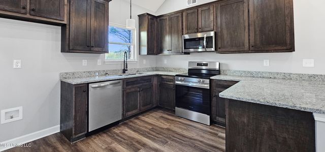 1408 W Woodward Avenue, Holly Springs, MS 38635