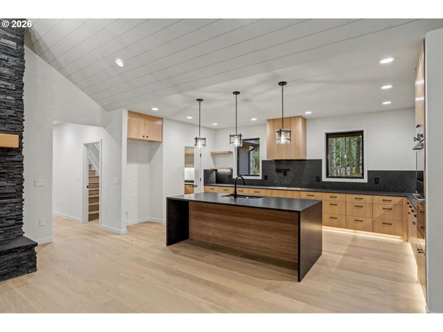 19850 WINTERS HILL Rd, Silverton, OR 97381