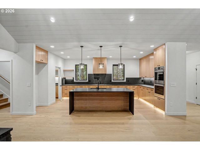 19850 WINTERS HILL Rd, Silverton, OR 97381