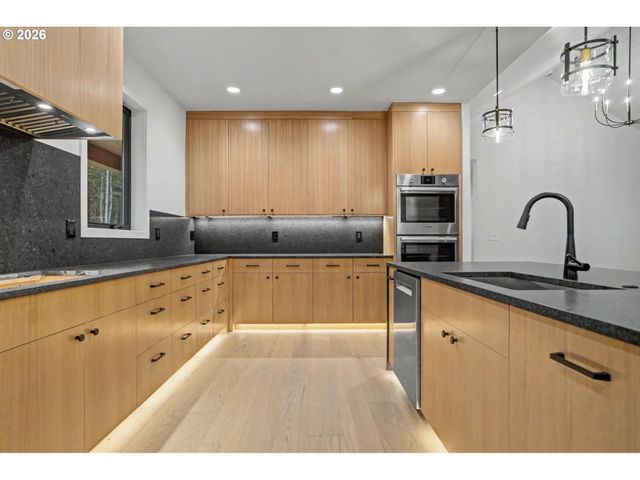 19850 WINTERS HILL Rd, Silverton, OR 97381