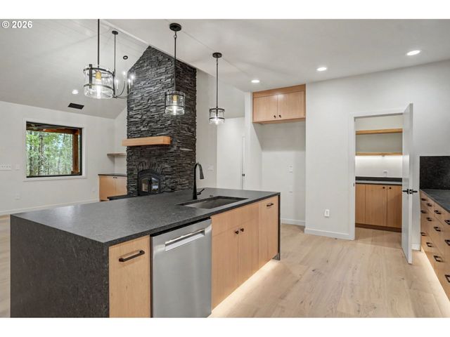 19850 WINTERS HILL Rd, Silverton, OR 97381