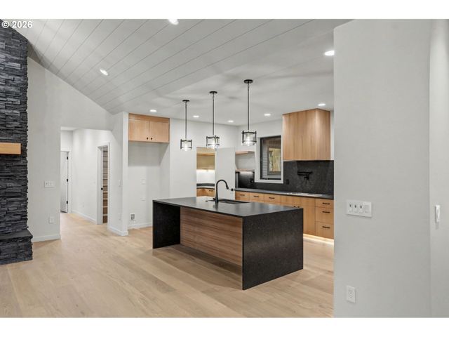 19850 WINTERS HILL Rd, Silverton, OR 97381