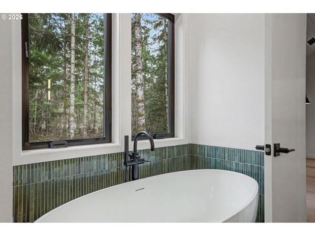 19850 WINTERS HILL Rd, Silverton, OR 97381