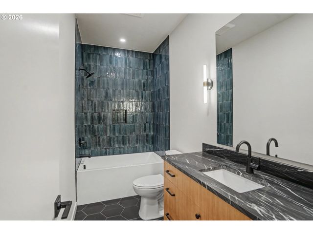 19850 WINTERS HILL Rd, Silverton, OR 97381