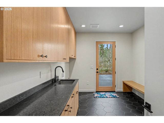 19850 WINTERS HILL Rd, Silverton, OR 97381