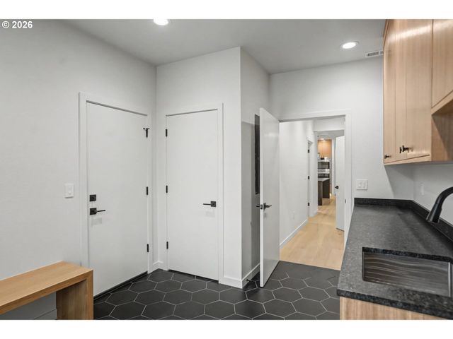 19850 WINTERS HILL Rd, Silverton, OR 97381