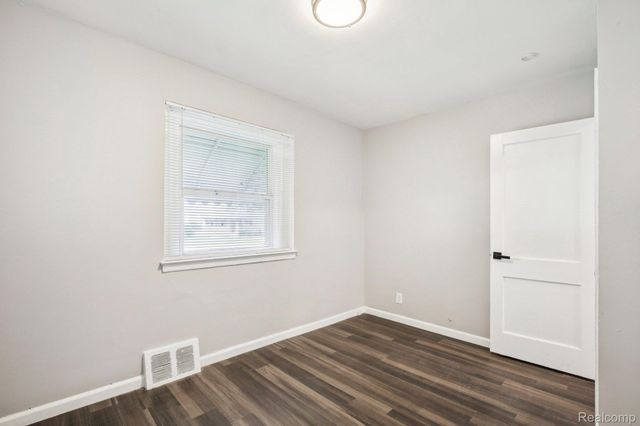 19146 Kingsville Street, Harper Woods, MI 48225