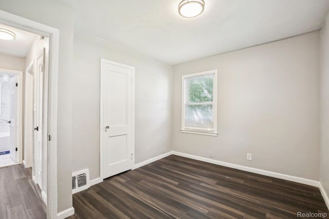 19146 Kingsville Street, Harper Woods, MI 48225