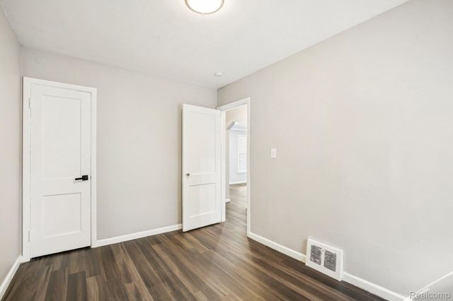 19146 Kingsville Street, Harper Woods, MI 48225