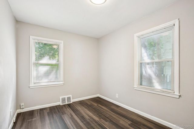 19146 Kingsville Street, Harper Woods, MI 48225