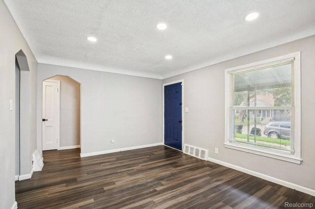 19146 Kingsville Street, Harper Woods, MI 48225