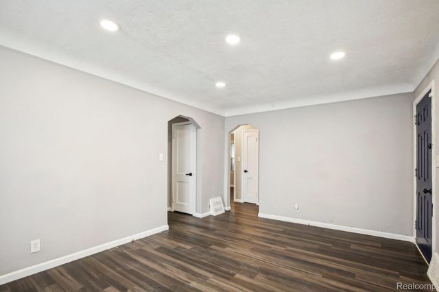 19146 Kingsville Street, Harper Woods, MI 48225