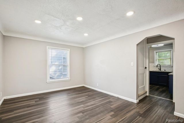 19146 Kingsville Street, Harper Woods, MI 48225