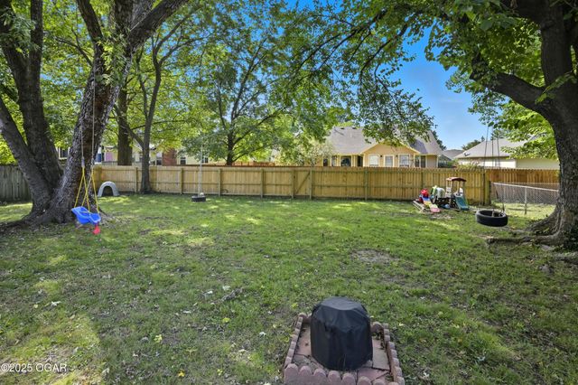 3616 Hawthorne Drive, Joplin, MO 64804