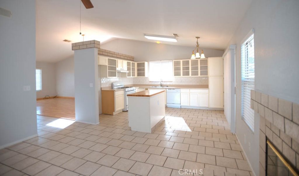 Image 6 of property listing at 3608 Brabham, Rosamond, CA 93560