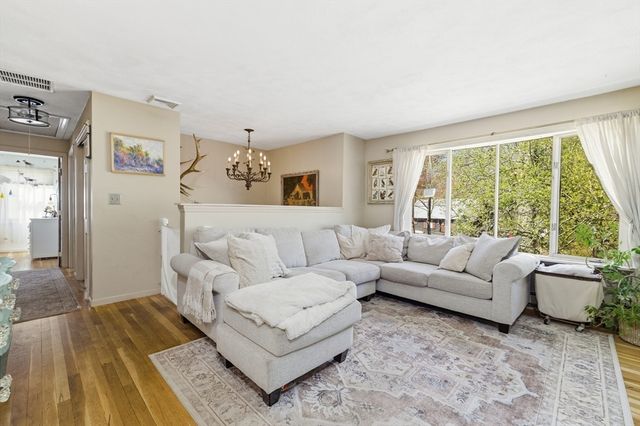 7 Barrows Ct, Norton, MA 02766