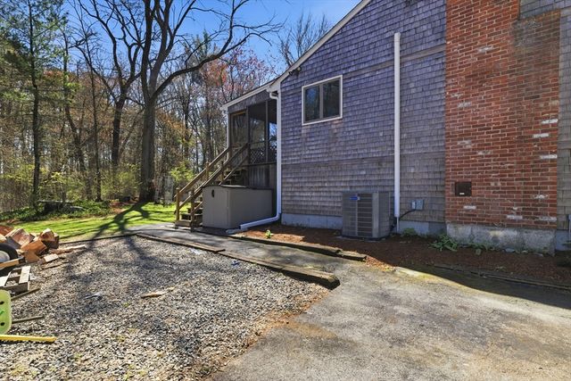 7 Barrows Ct, Norton, MA 02766