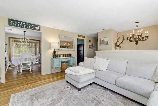 7 Barrows Ct, Norton, MA 02766