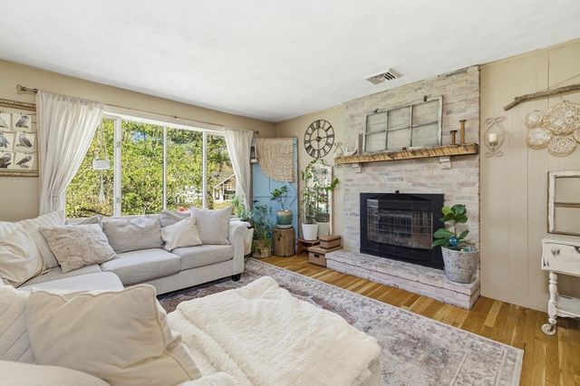 7 Barrows Ct, Norton, MA 02766