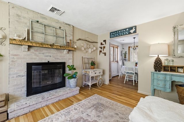 7 Barrows Ct, Norton, MA 02766