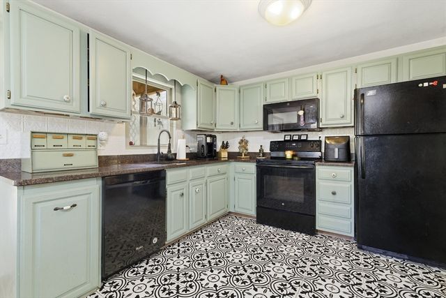 7 Barrows Ct, Norton, MA 02766