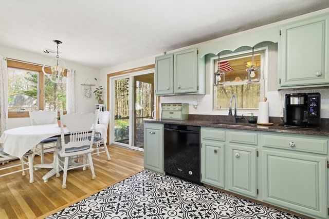 7 Barrows Ct, Norton, MA 02766