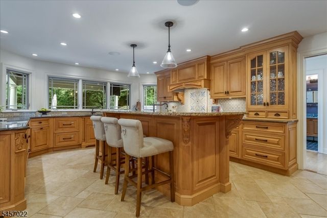 25 Notch Hill Dr, Livingston Twp., NJ 07039