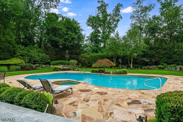 25 Notch Hill Dr, Livingston Twp., NJ 07039