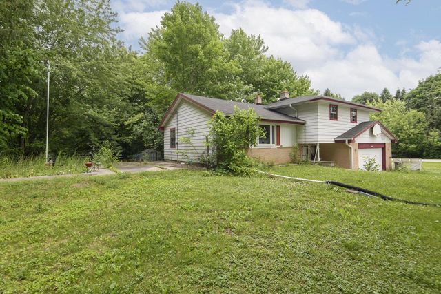 5210 S Balboa DRIVE, New Berlin, WI 53151