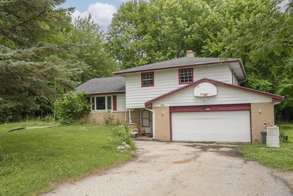 5210 S Balboa DRIVE, New Berlin, WI 53151