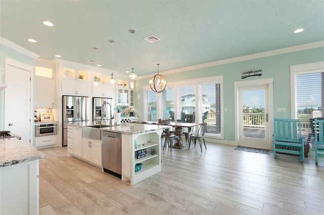 1255 Cloon Street, Crystal Beach, TX 77650